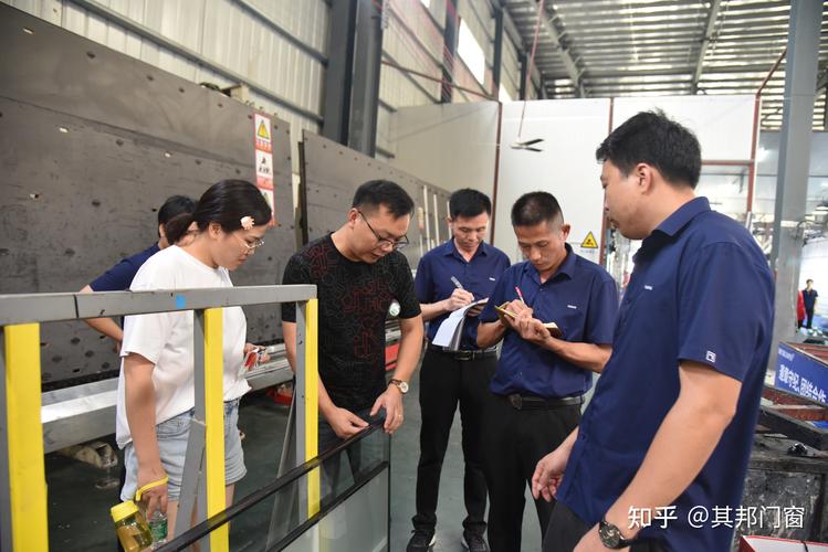 客服部经理李丽娜等人的陪同下,一起来到了其邦科技智慧终端工厂参观