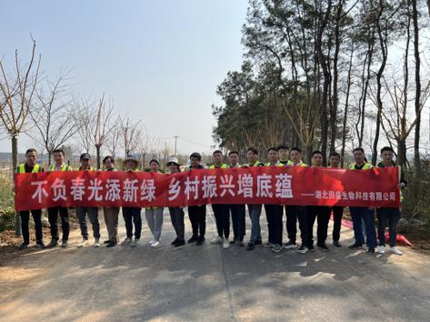 植树中,员工们向林业工作者详细询问树苗品种,成活率,学习科学的树苗